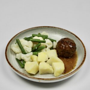Gekookte aardappels met groente en een gehaktbal dinsdag 30 juli